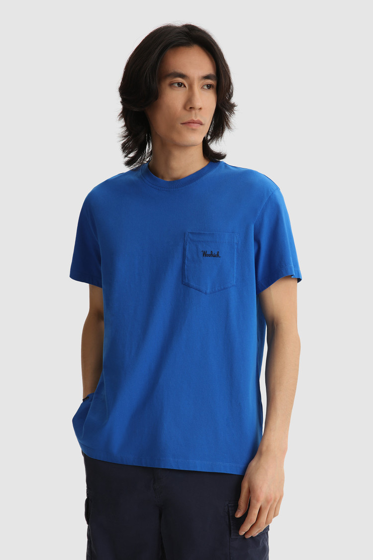 Camiseta con bolsillo y logotipo en relieve