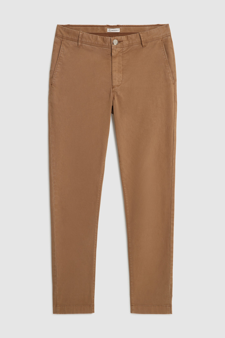 Pantalones chinos de algodón elástico teñido en prenda