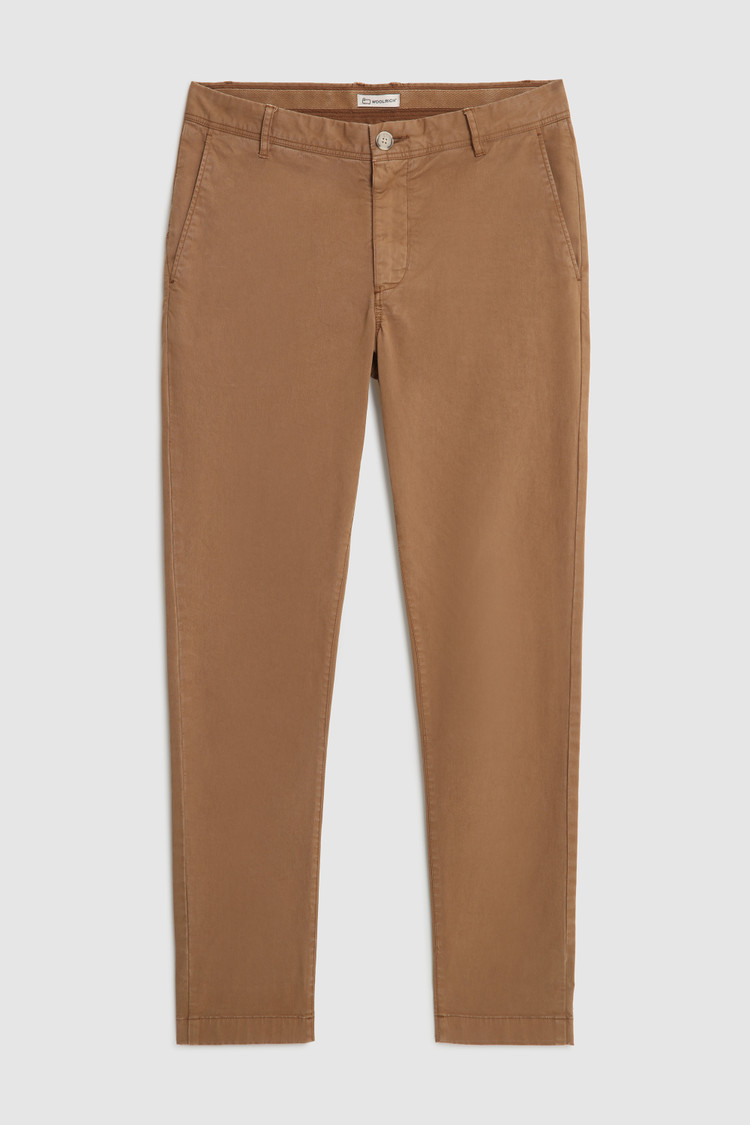 Pantalones chinos de algodón elástico teñido en prenda