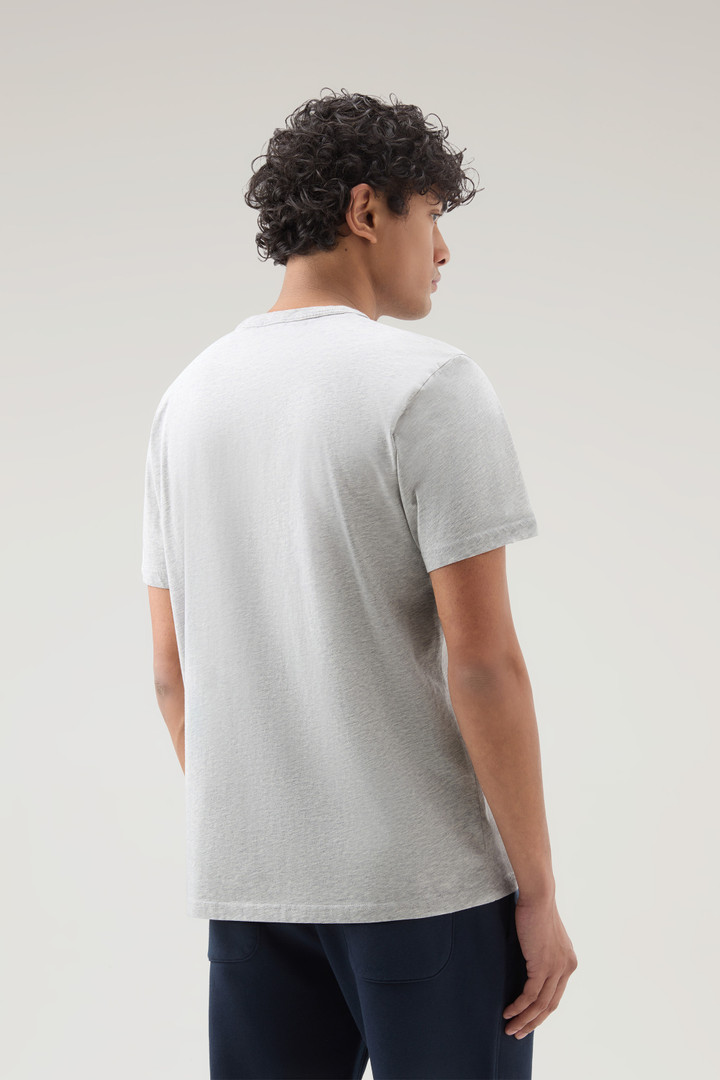 T-Shirt aus reiner Baumwolle mit Outermates-Print Grau photo 3 | Woolrich
