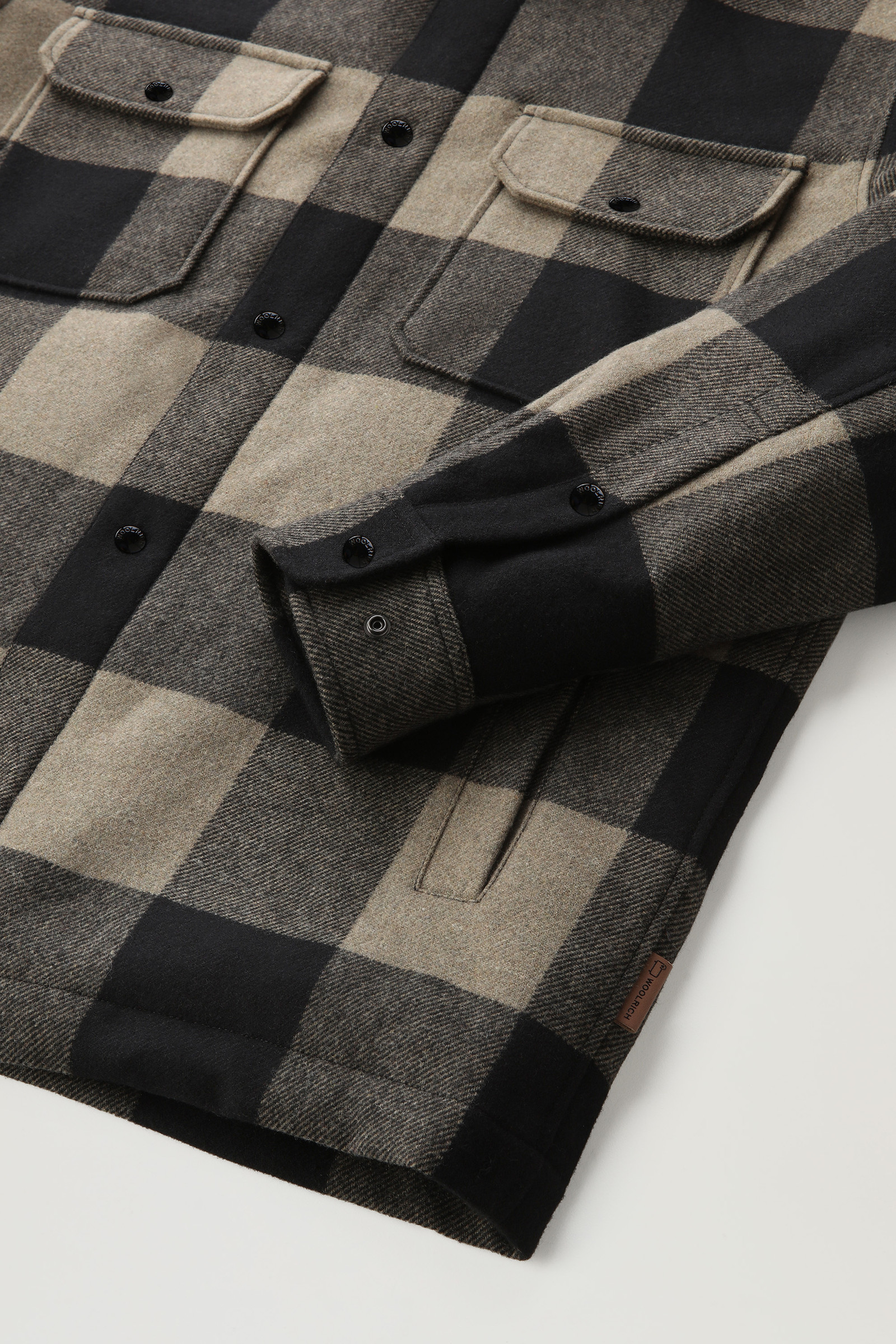 Giacca a camicia imbottita Alaskan Check in lana riciclata verde photo 7 | Woolrich