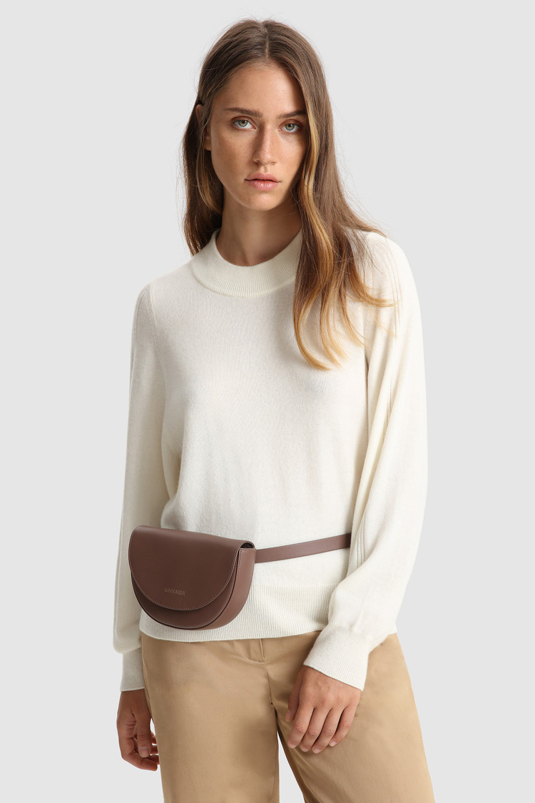 Small leather Shoulder Bag with magnetic closure