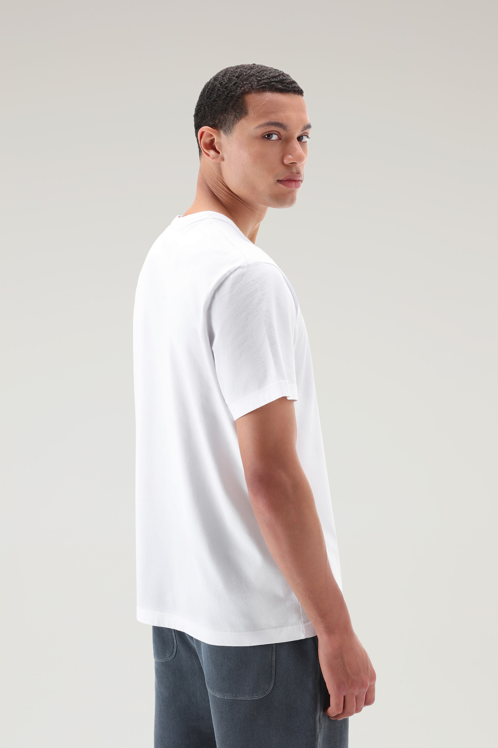 T-shirt aus reiner Baumwolle mit Brusttasche weiß photo 3 | Woolrich