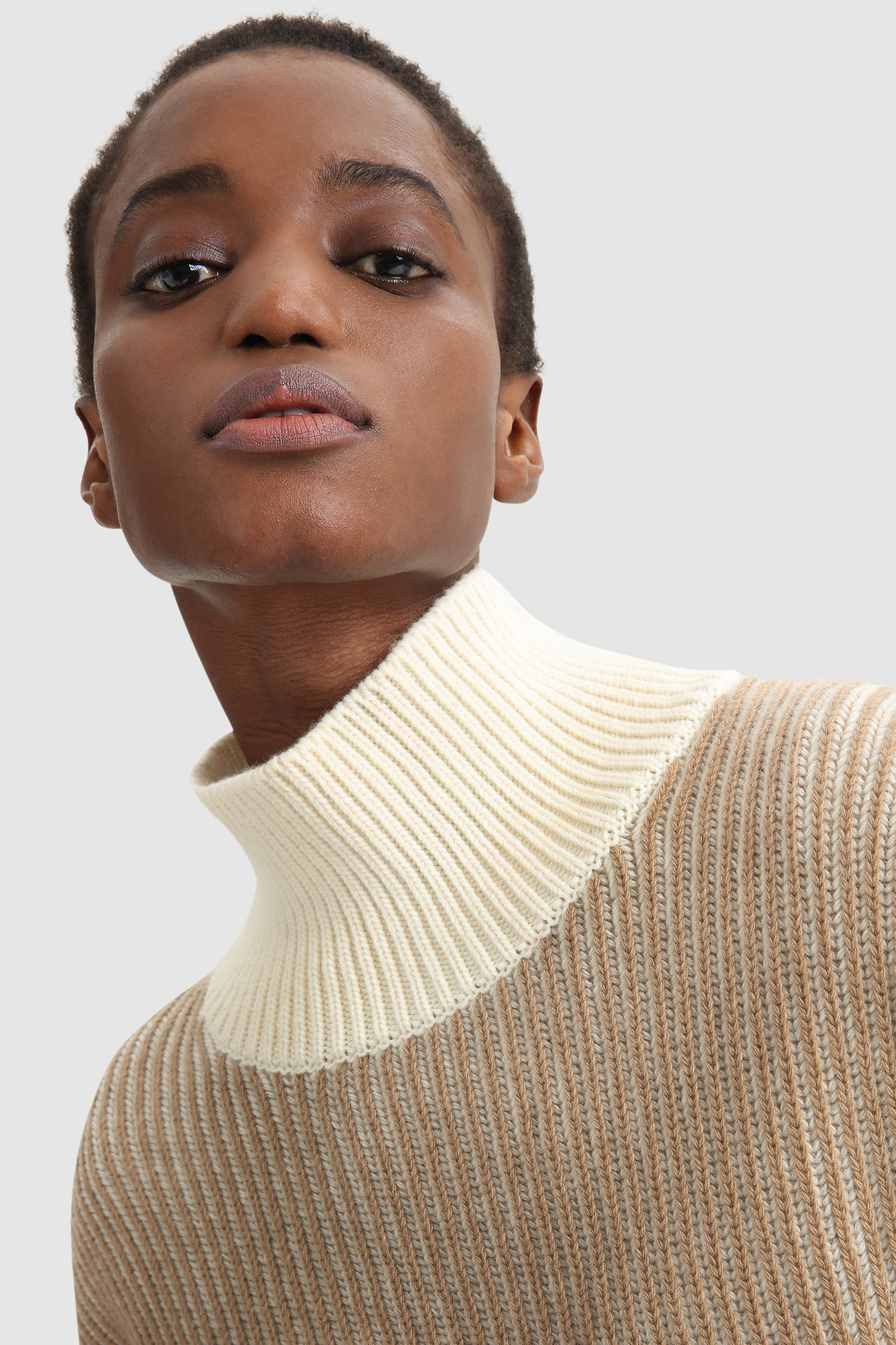 Turtleneck Sweater in wool with contrasting sleeves
