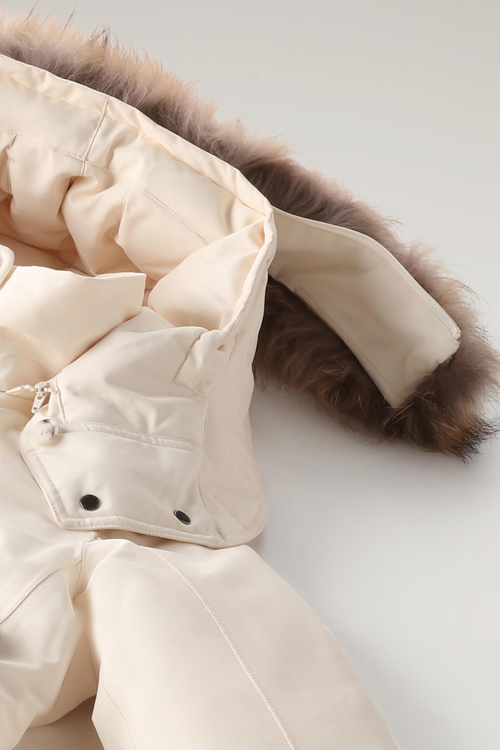 Wasserdichter Adirondack Parka aus GORE-TEX mit abnehmbarer Kapuze und Pelzbesatz weiß photo 8 | Woolrich