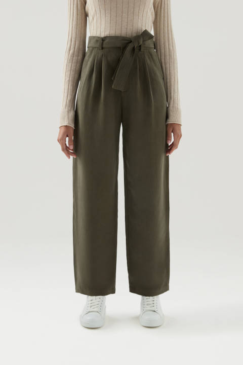 Pantalones de mezcla de lino con cinturón de tela Verde | Woolrich