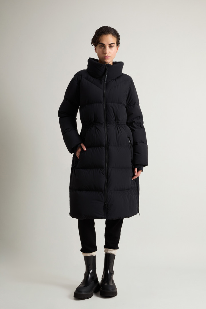 Parka longue matelassée en nylon élastique avec capuche amovible Noir photo 2 | Woolrich