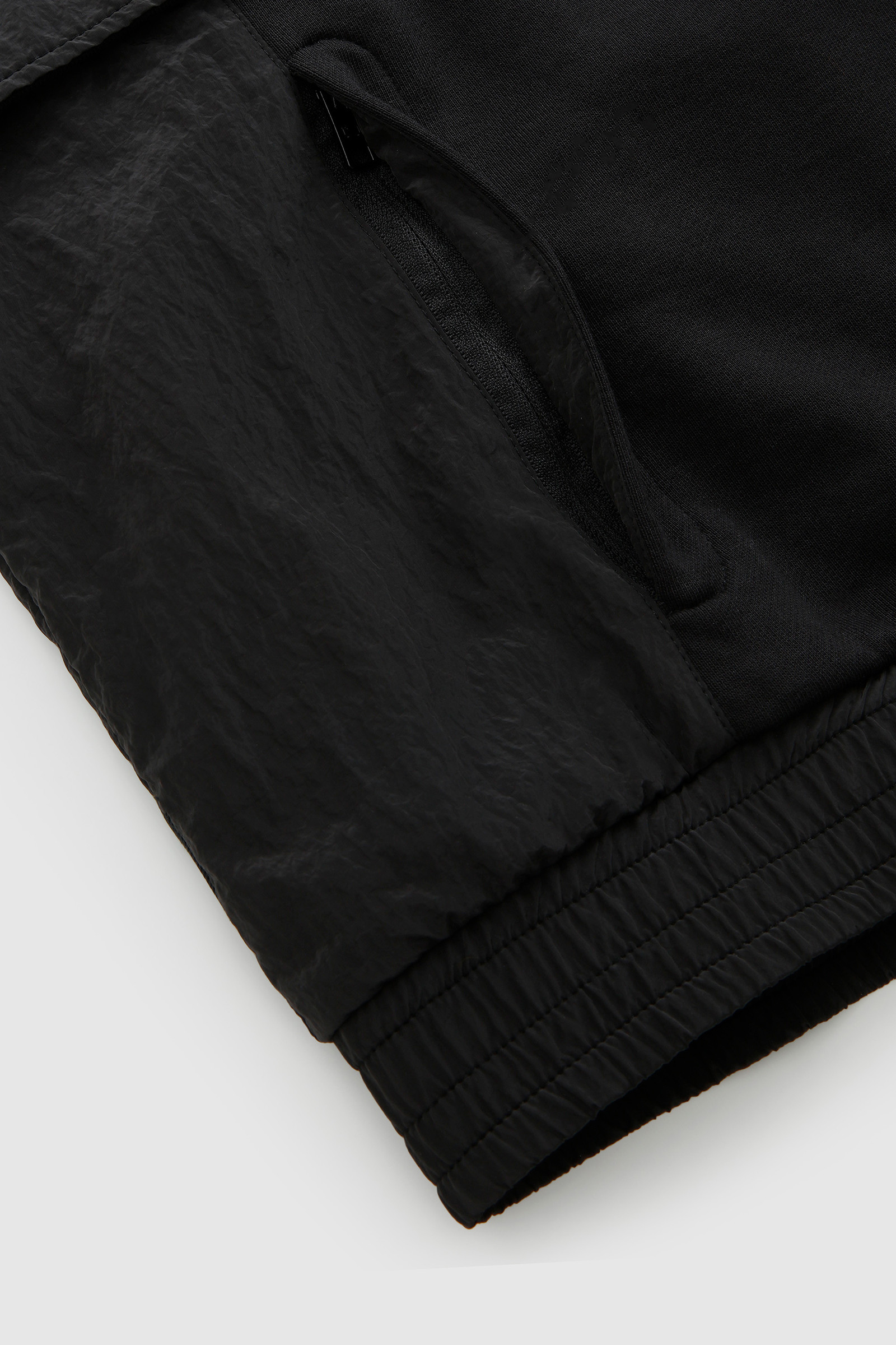 Sweatshirt mit Stehkragen und Crinkle-Nylon-Details Schwarz photo 7 | Woolrich