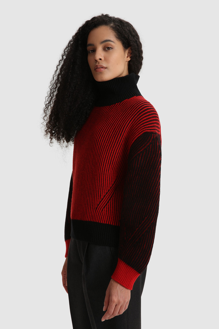 Pull à col roulé en laine avec manches contrastantes