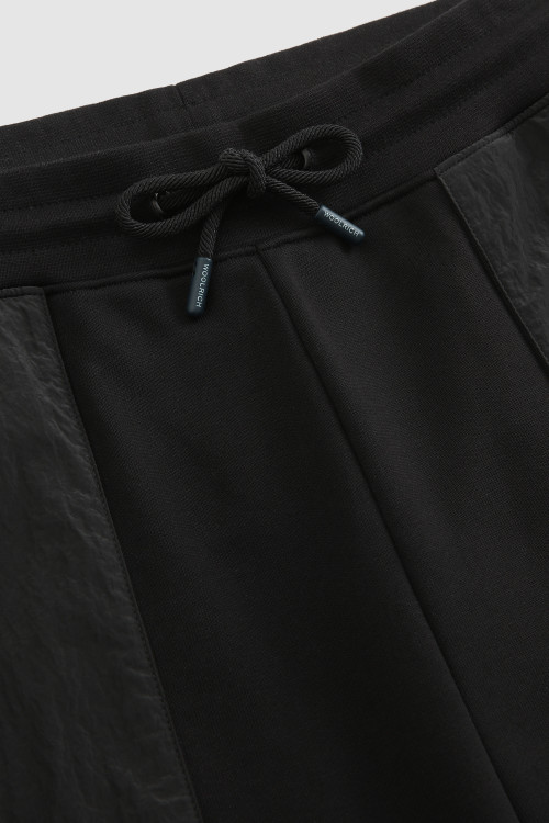 Pantalon en coton molletonné avec détails en nylon froissé noir photo 2 | Woolrich