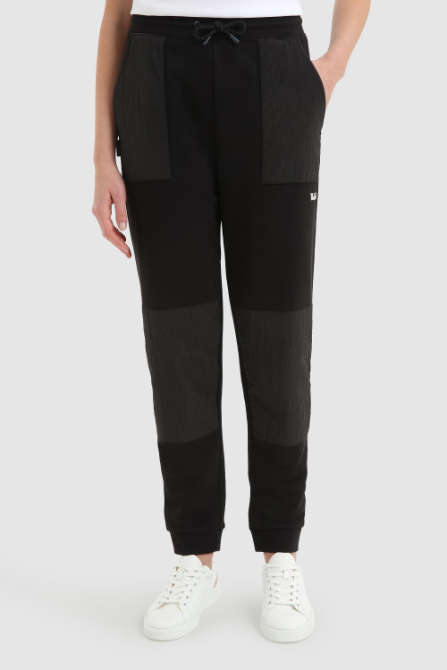 Pantalon en coton molletonné avec détails en nylon froissé noir | Woolrich