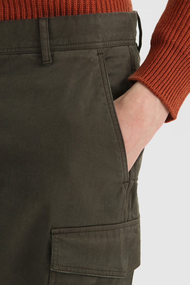 Pantaloni cargo in cotone tinto in capo elasticizzato