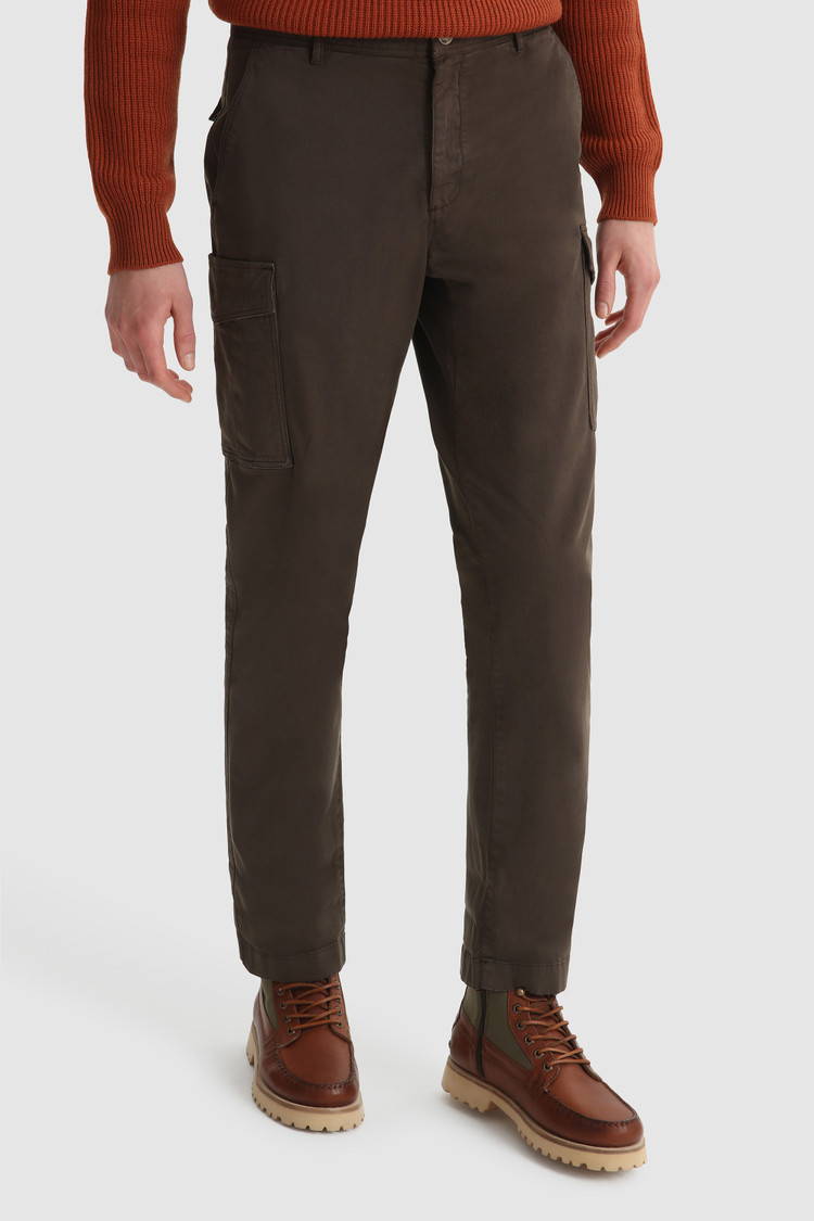 Pantaloni cargo in cotone tinto in capo elasticizzato