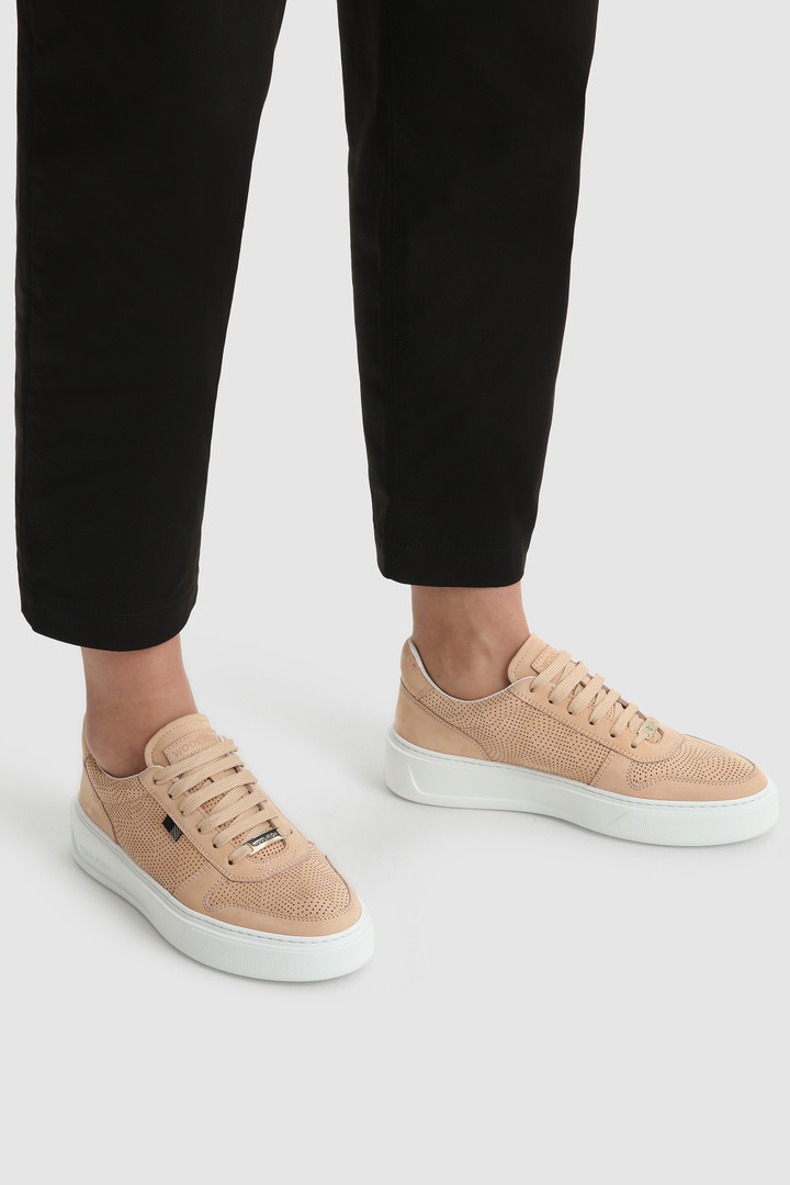 Perforierte, klassische Tennissneaker mit Nubuk-Effekt