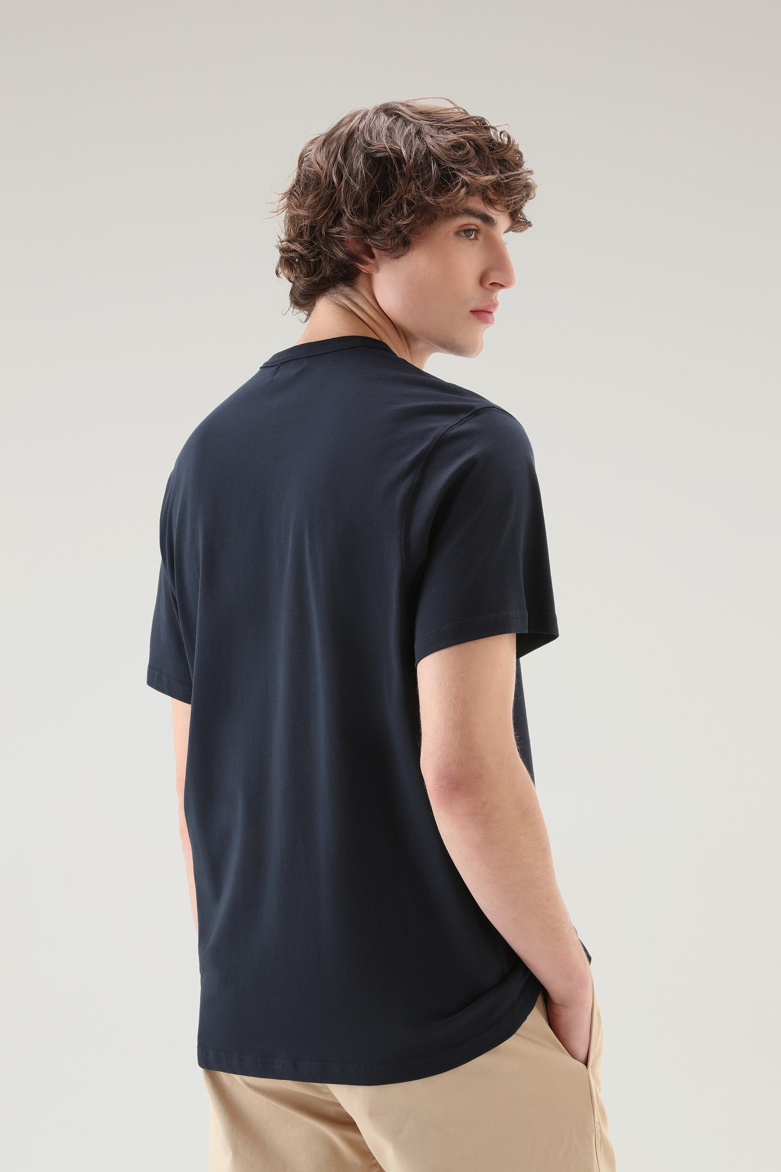 T-shirt aus reiner Bio-Baumwolle mit Reißverschlusstasche aus Taslan-Nylon blau photo 3 | Woolrich