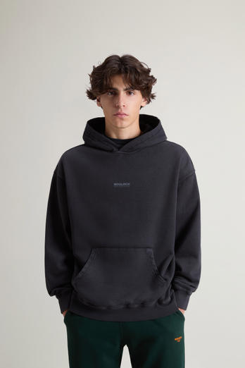 Achteraf geverfde sweater voor jongens van puur katoen met capuchon en print op de achterkant Zwart photo 1 | Woolrich