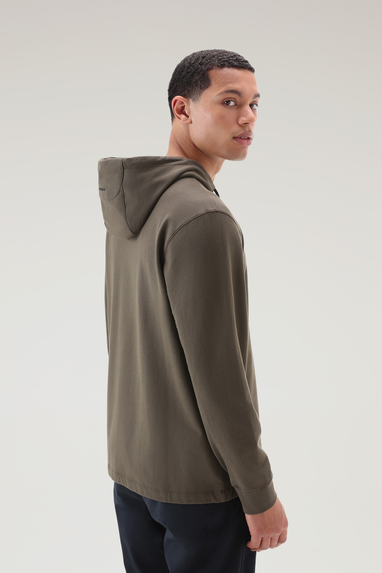 Sweat-shirt à capuche en pur coton muni d’une poche zippée vert photo 3 | Woolrich