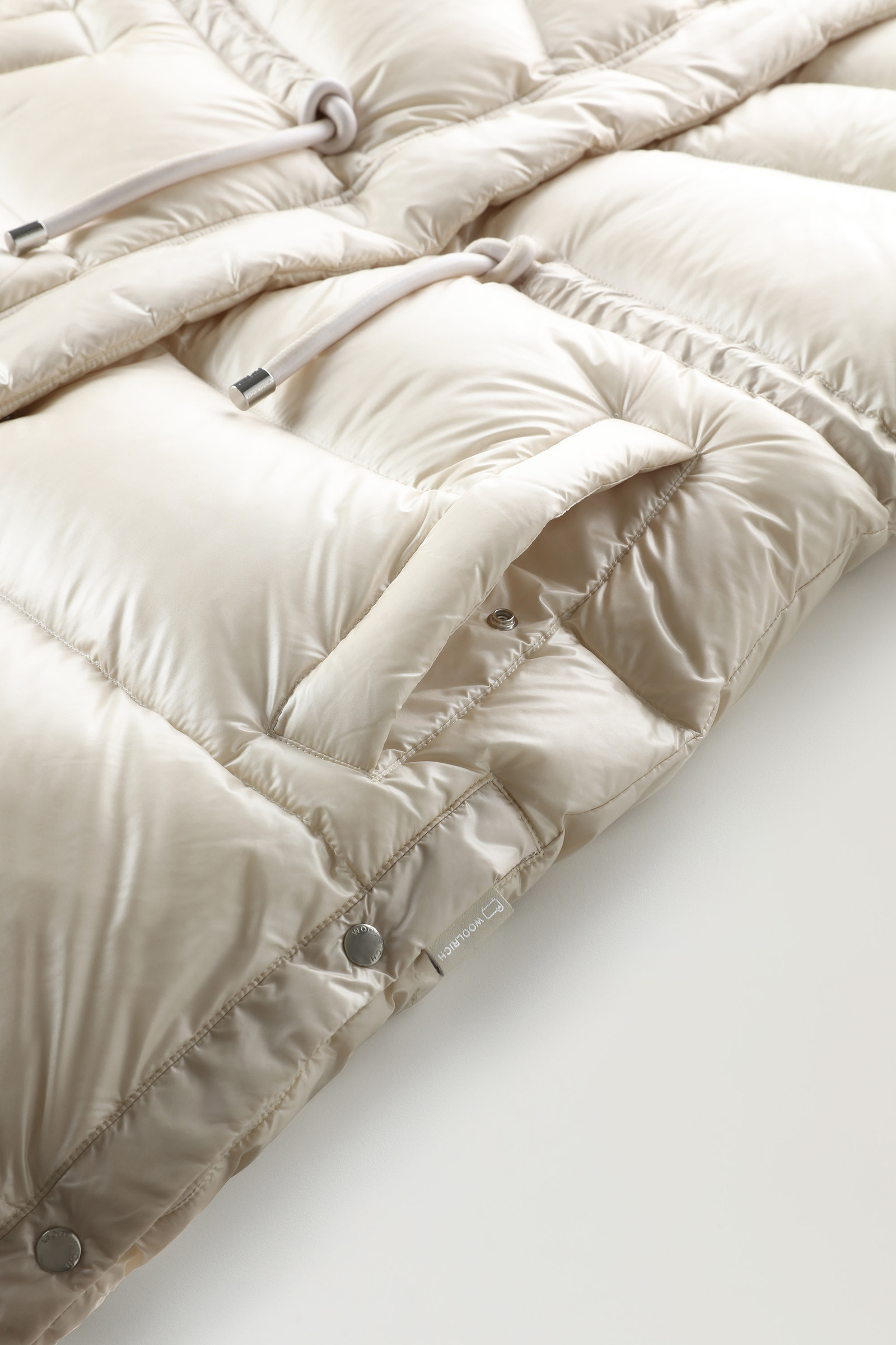 Piumino lungo Aliquippa satinato con coulisse in vita Beige photo 4 | Woolrich