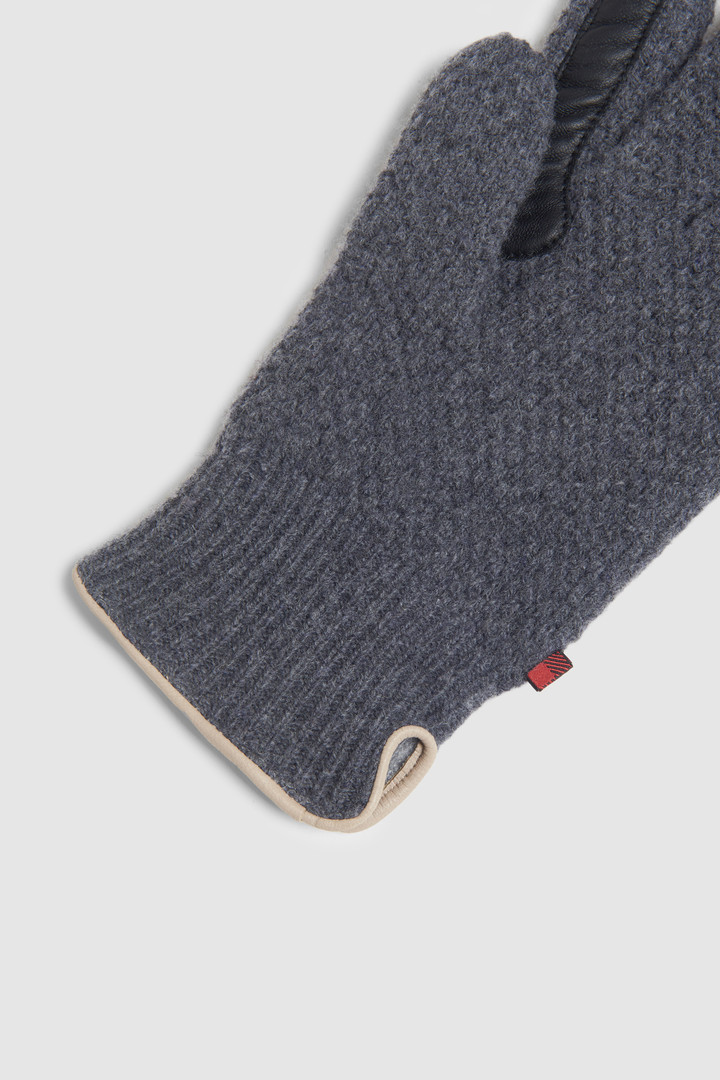 Knitted gloves