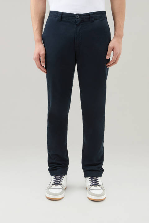 Pantalones Chino teñidos en prenda de algodón elástico Azul | Woolrich