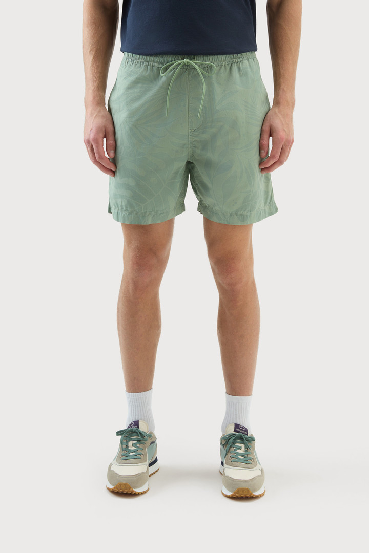 Stückgefärbte Shorts aus reiner Baumwolle mit Tropen-Print Grün photo 1 | Woolrich