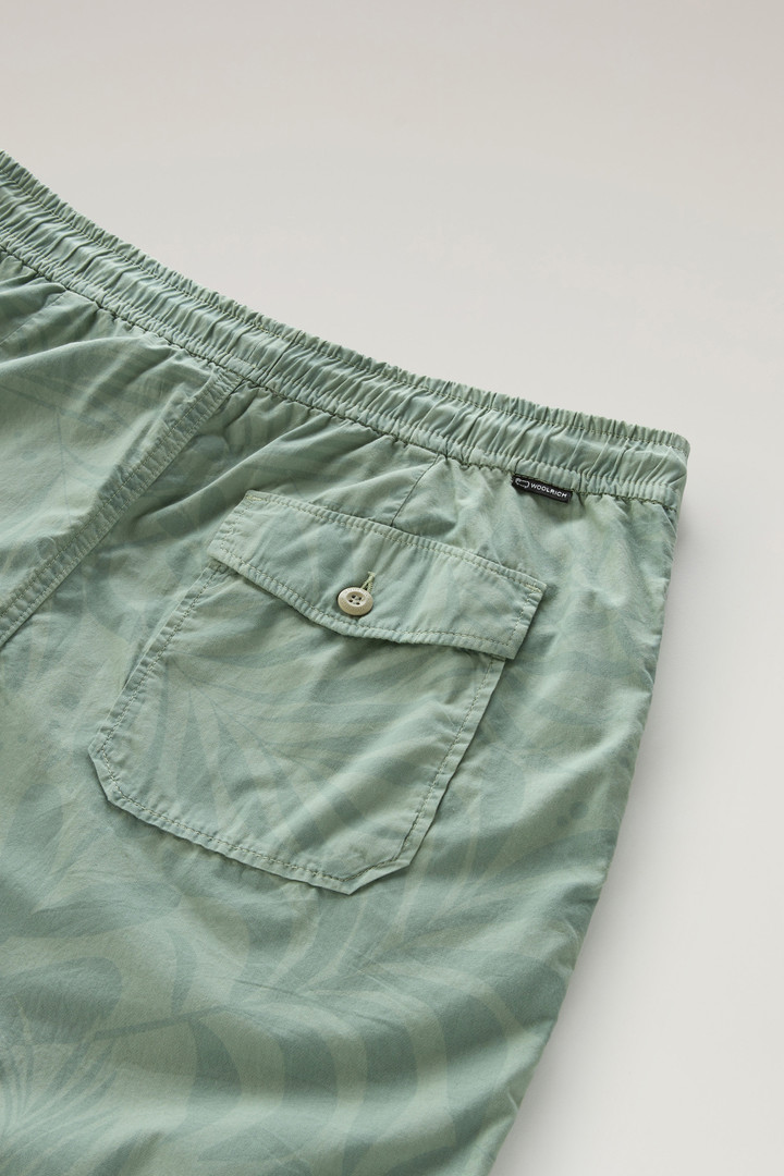 Stückgefärbte Shorts aus reiner Baumwolle mit Tropen-Print Grün photo 6 | Woolrich