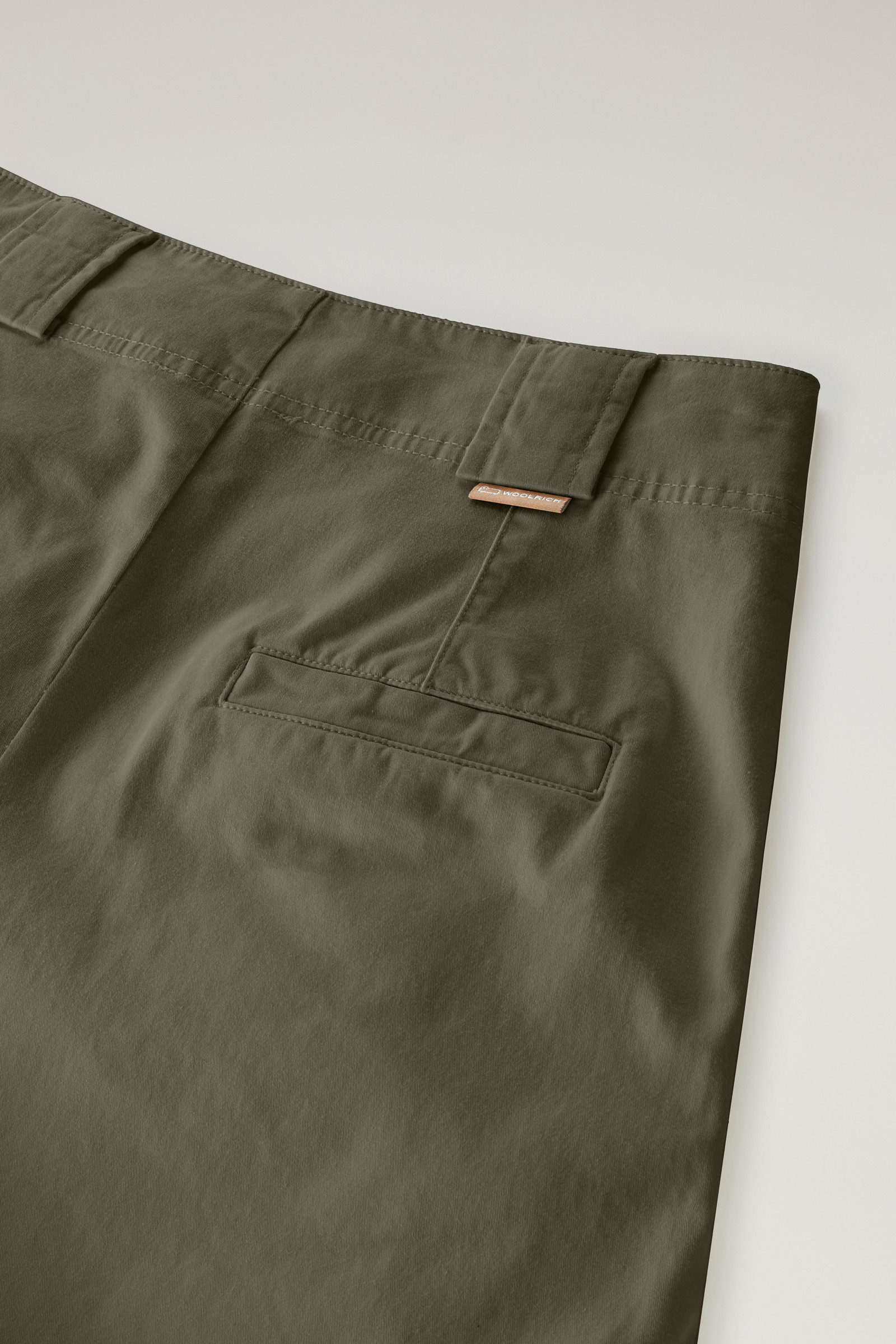 Achteraf geverfde korte broek van elastisch keperkatoen groen photo 7 | Woolrich