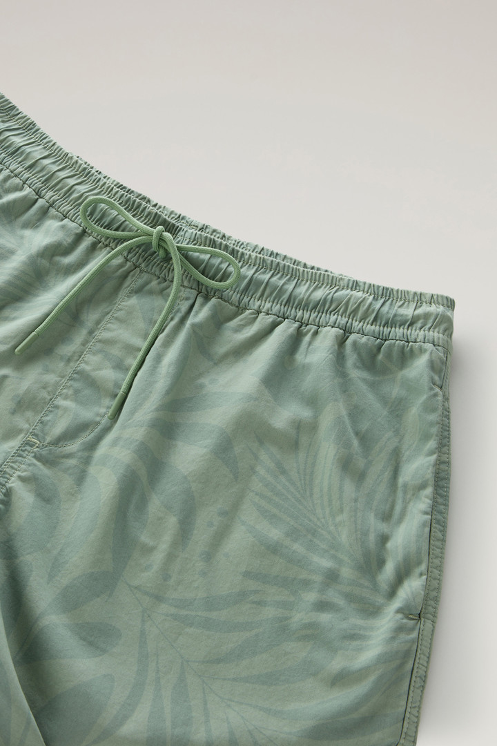 Stückgefärbte Shorts aus reiner Baumwolle mit Tropen-Print Grün photo 4 | Woolrich