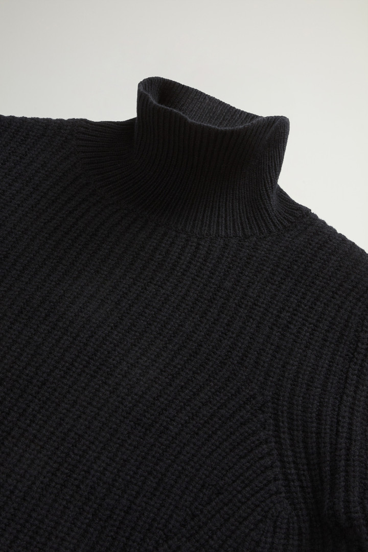 Canberra Turtleneck Sweater in Pure Virgin Wool Black photo 6 | Woolrich