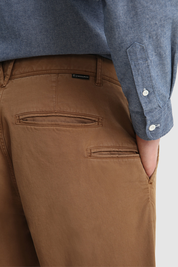 Pantalones chinos de algodón elástico teñido en prenda