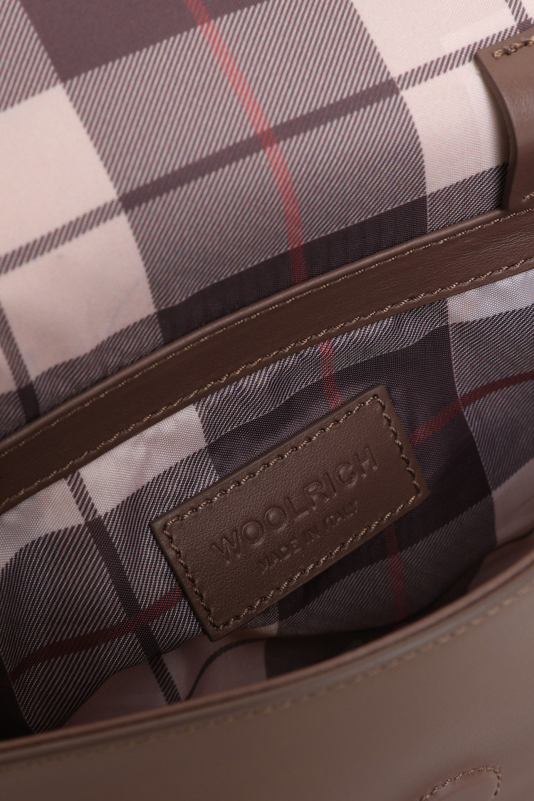 Small leather Shoulder Bag with magnetic closure