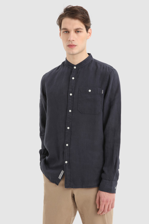 Camisa de puro lino teñida en prenda con cuello mao azul | Woolrich