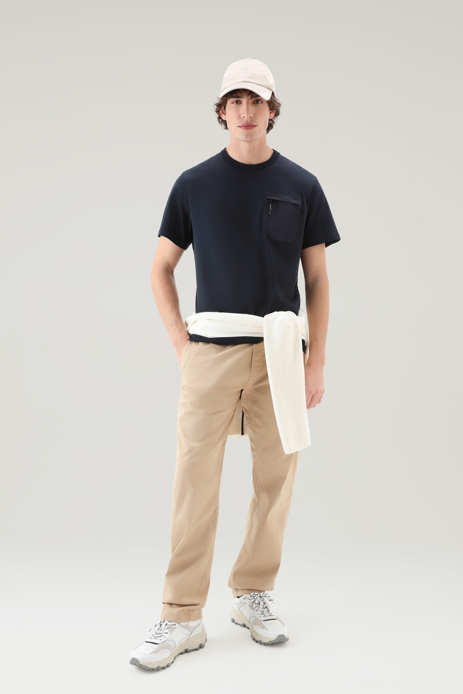 T-shirt aus reiner Bio-Baumwolle mit Reißverschlusstasche aus Taslan-Nylon blau photo 2 | Woolrich