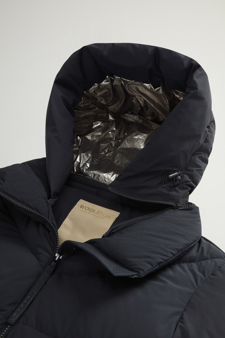 Parka longue matelassée en nylon élastique avec capuche amovible Noir photo 7 | Woolrich