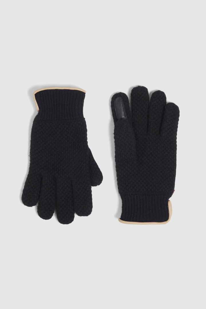 Knitted gloves