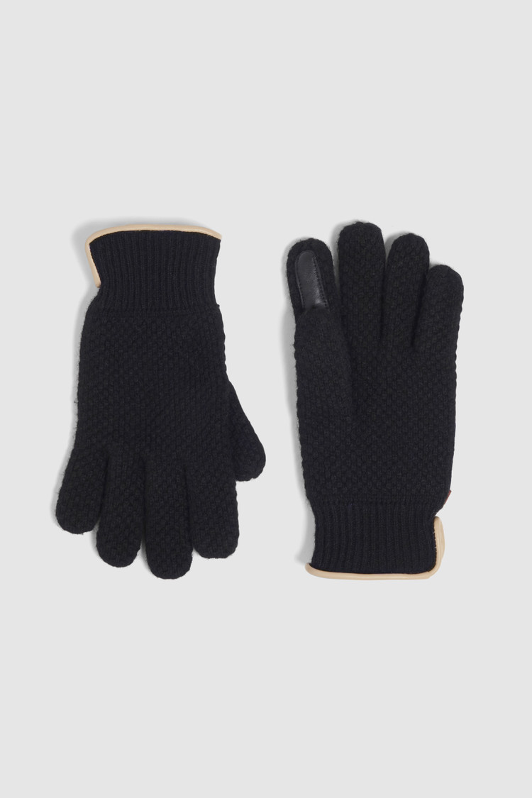 Knitted gloves