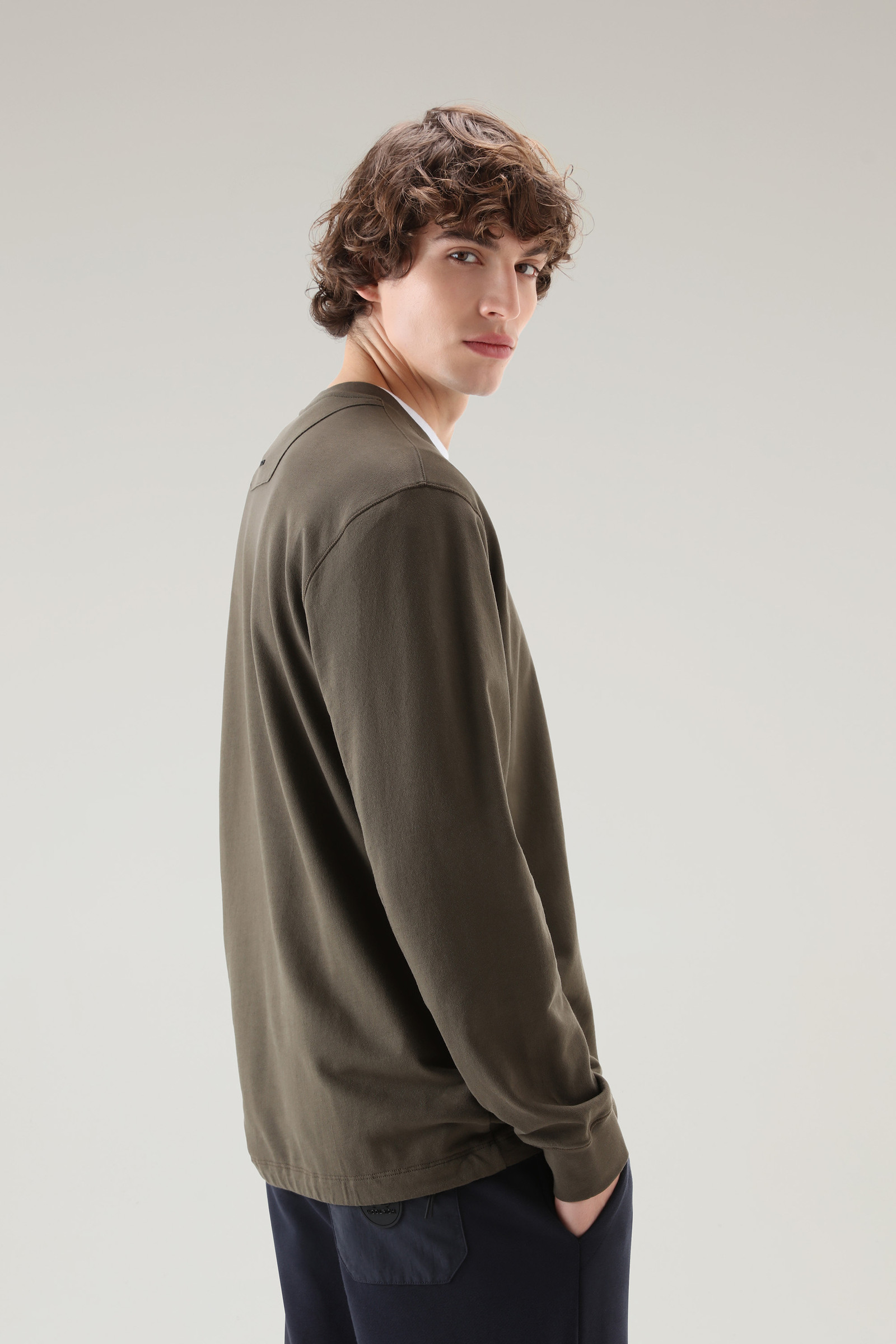 Sweat-shirt à col rond en pur coton muni d’une poche zippée vert photo 3 | Woolrich