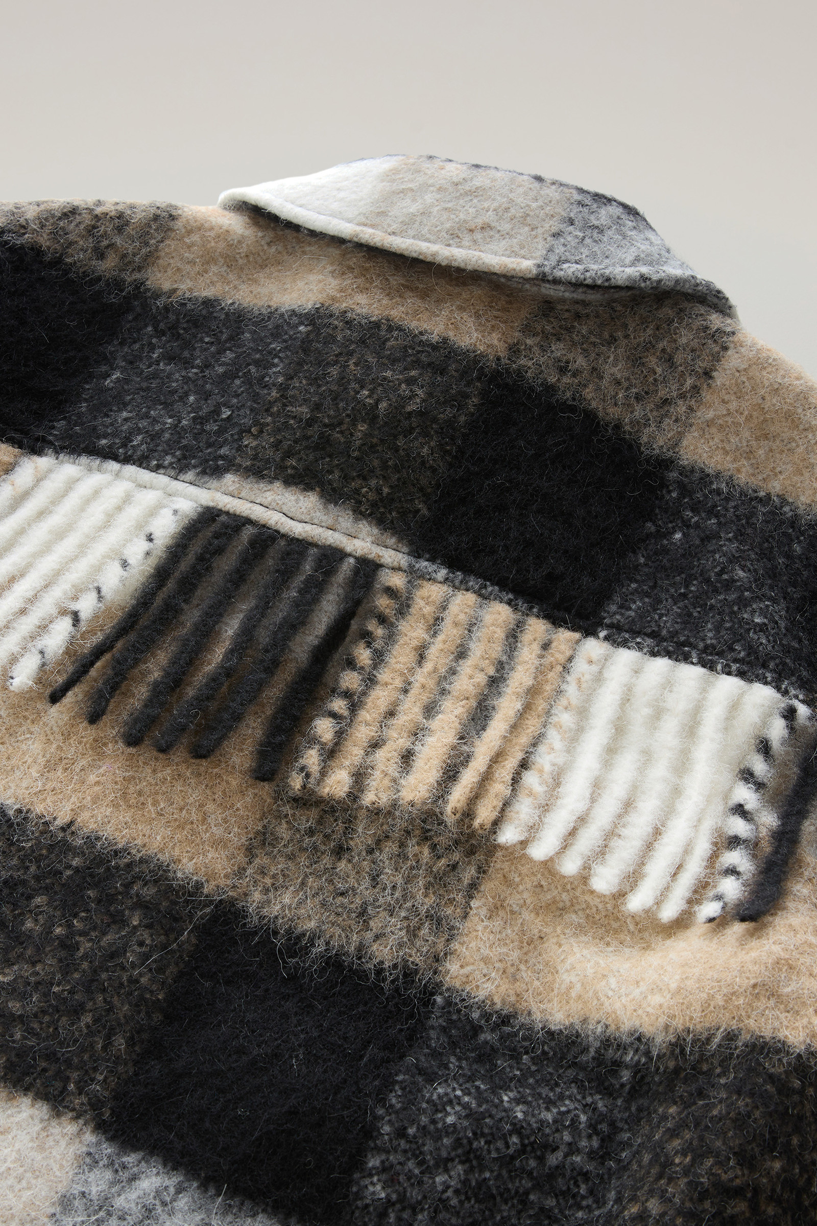 Surchemise à franges en laine et alpaga mélangés beige photo 5 | Woolrich