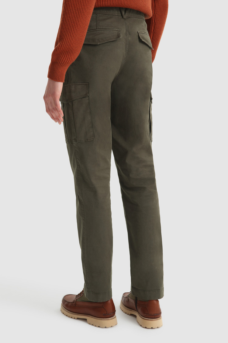 Pantaloni cargo in cotone tinto in capo elasticizzato