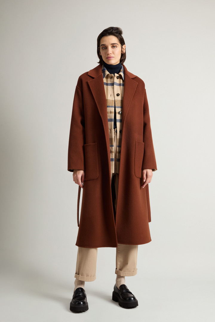 Manteau long ceinturé en pure laine vierge Marron photo 2 | Woolrich