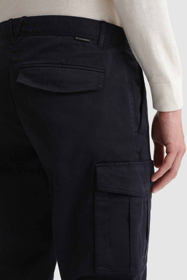 Pantaloni cargo in cotone tinto in capo elasticizzato