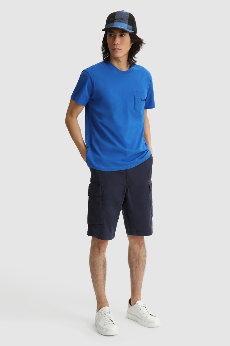 Camiseta con bolsillo y logotipo en relieve