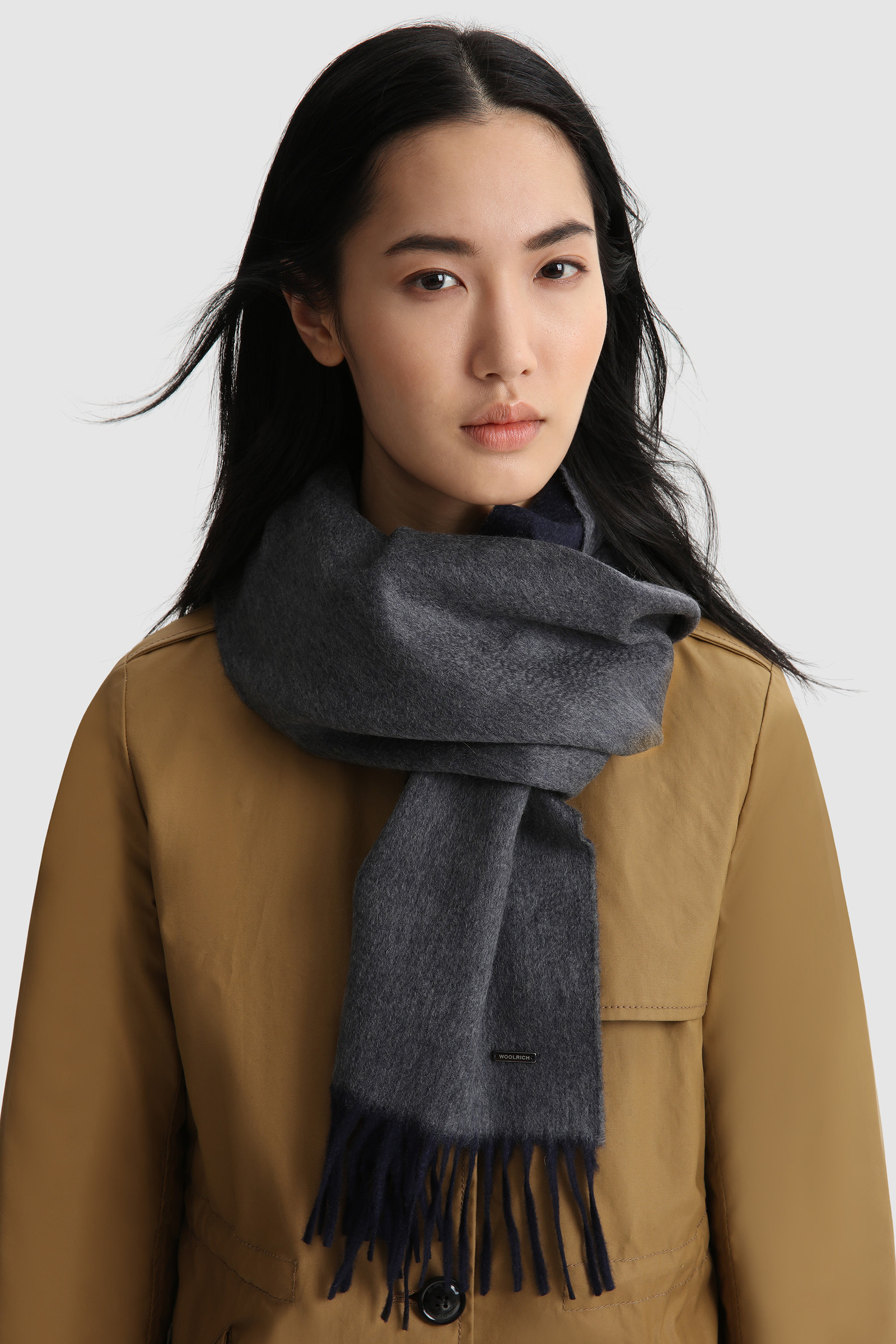 Luxe Cashmere Scarf with Fringe Black photo 4 | Woolrich