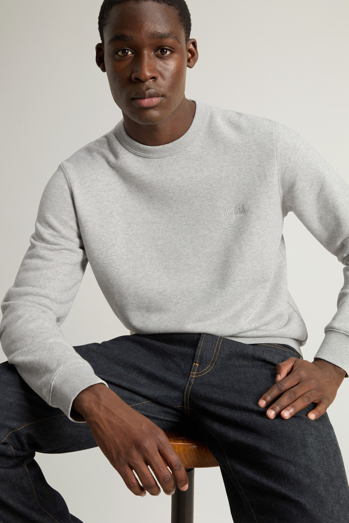 Sweatshirt mit Rundhalsausschnitt aus Baumwoll-Mischgewebe mit gesticktem Logo Grau photo 4 | Woolrich