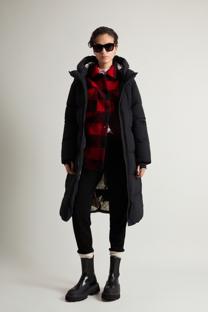 Parka longue matelassée en nylon élastique avec capuche amovible Noir photo 4 | Woolrich