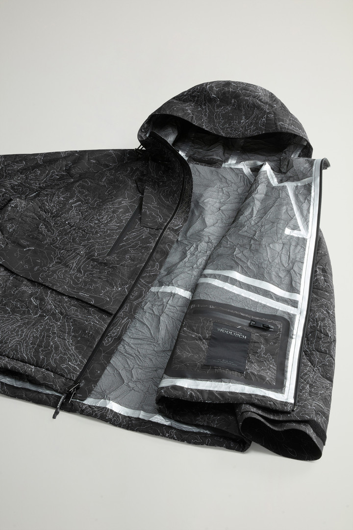 Jacke aus recyceltem dreilagigem Stoff mit topografischem Motiv by Todd Snyder Schwarz photo 12 | Woolrich