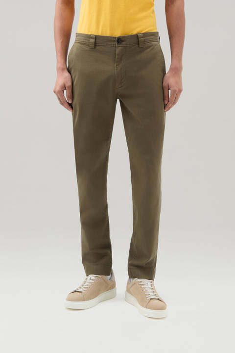 Pantalon Chino teint en pièce en coton élastique Vert | Woolrich