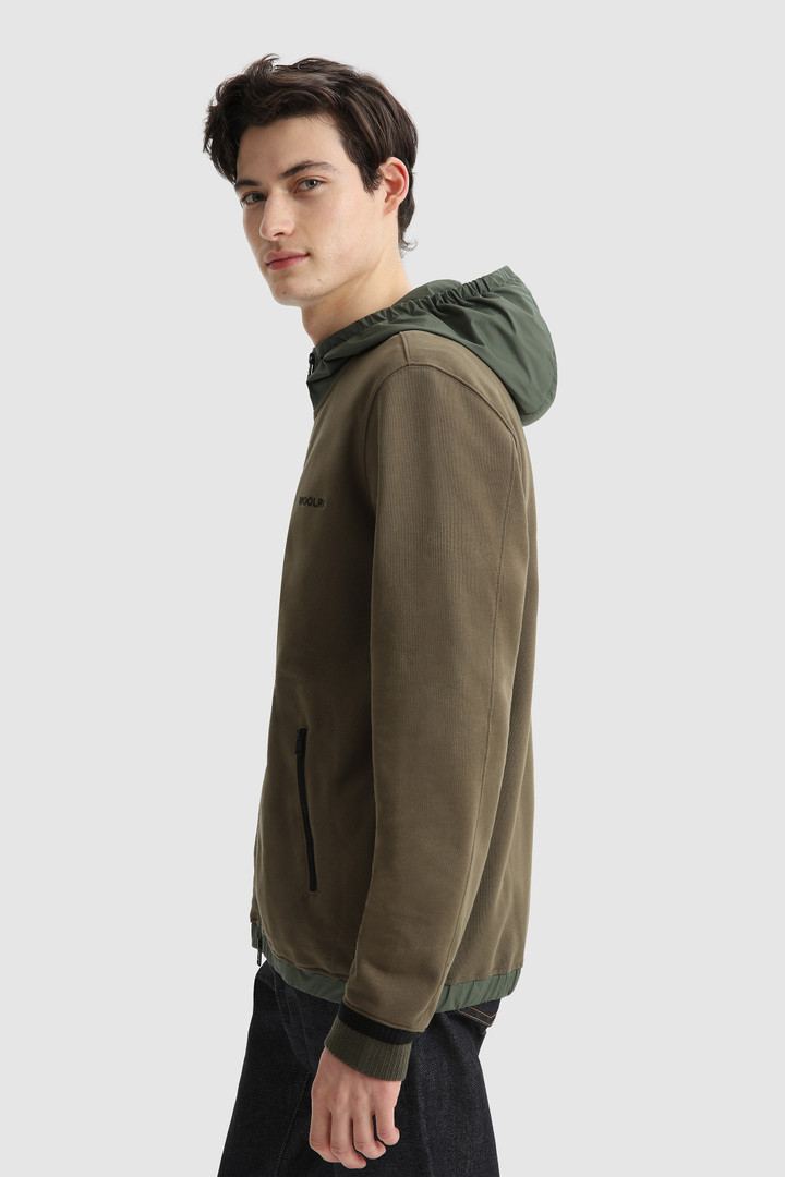 Sweat à capuche à patch en nylon et poches zippées