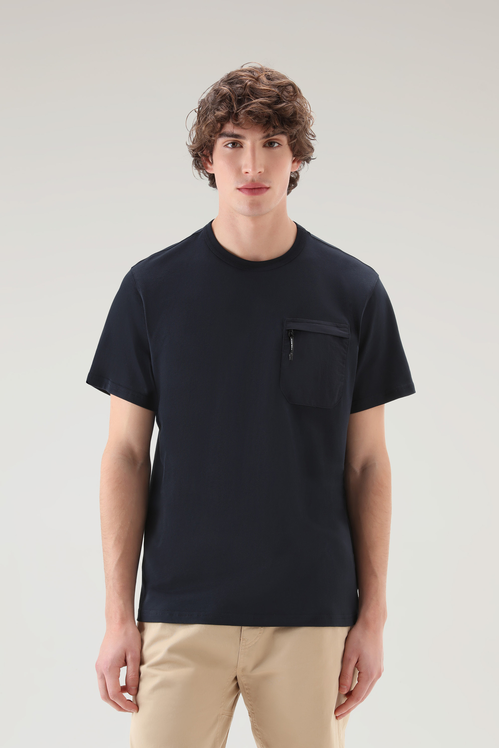 T-shirt aus reiner Bio-Baumwolle mit Reißverschlusstasche aus Taslan-Nylon blau | Woolrich