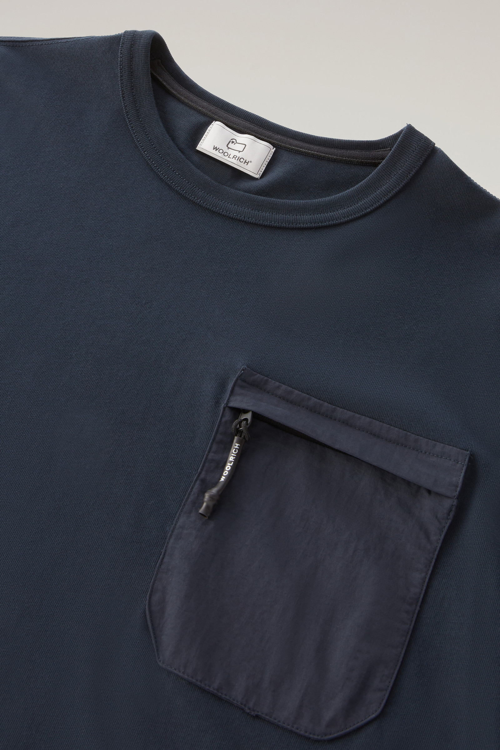 T-shirt aus reiner Bio-Baumwolle mit Reißverschlusstasche aus Taslan-Nylon blau photo 6 | Woolrich